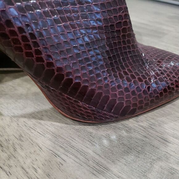 Vince Camuto Snake Print Bootie Women's 8.5M Wine Leather Carolena - Picture 12 of 12